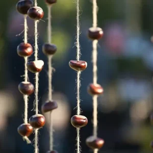 Mit Kastanien ein Mobile basteln als Deko für den Herbst