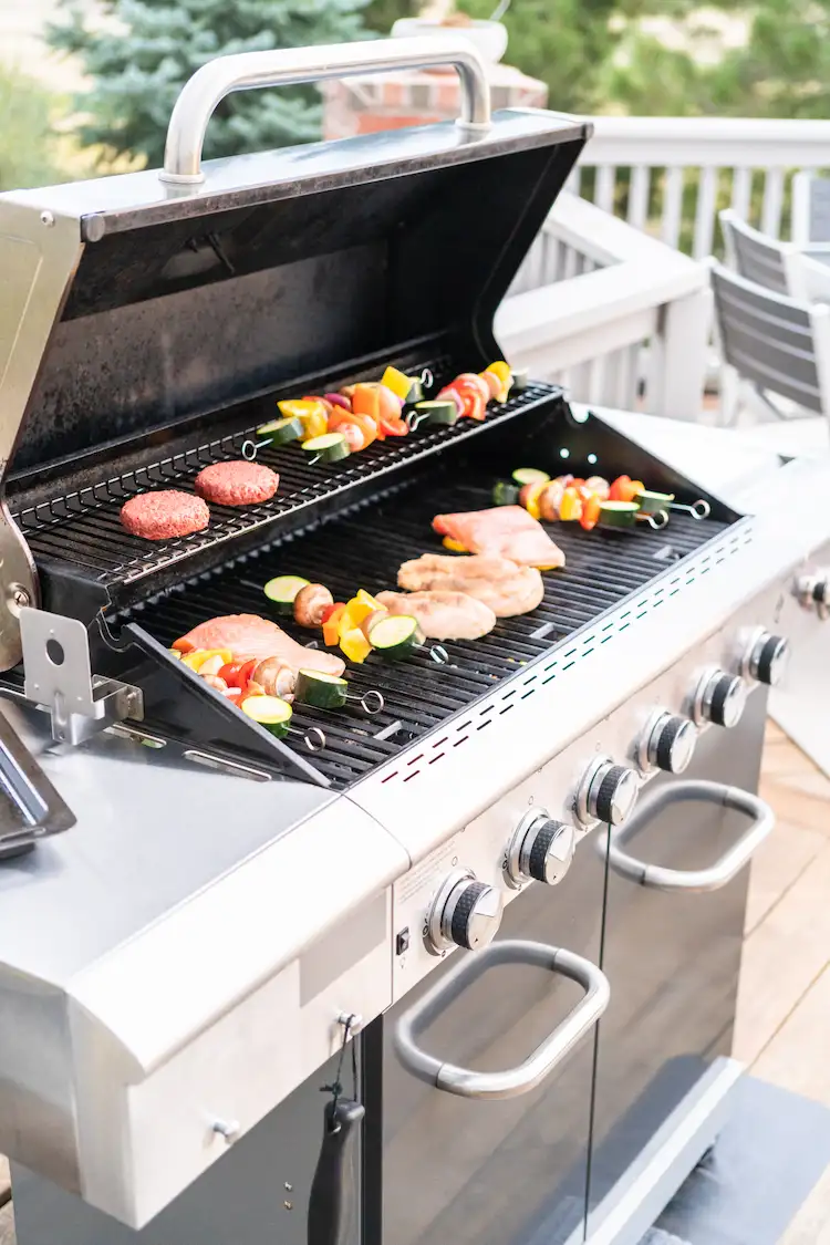 moderner gasgrill mit mehreren brennern für vielseitiges outdoor kochen