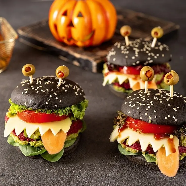 Monster mit Zungen fürs Halloween-Essen im schwarzen Brötchen