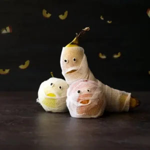 Mumien als Last Minute Halloweendeko basteln mit Bananen, Äpfeln und Verbänden