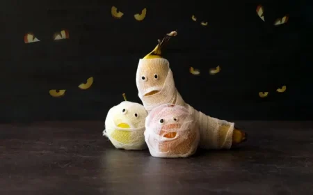 Mumien als Last Minute Halloweendeko basteln mit Bananen, Äpfeln und Verbänden