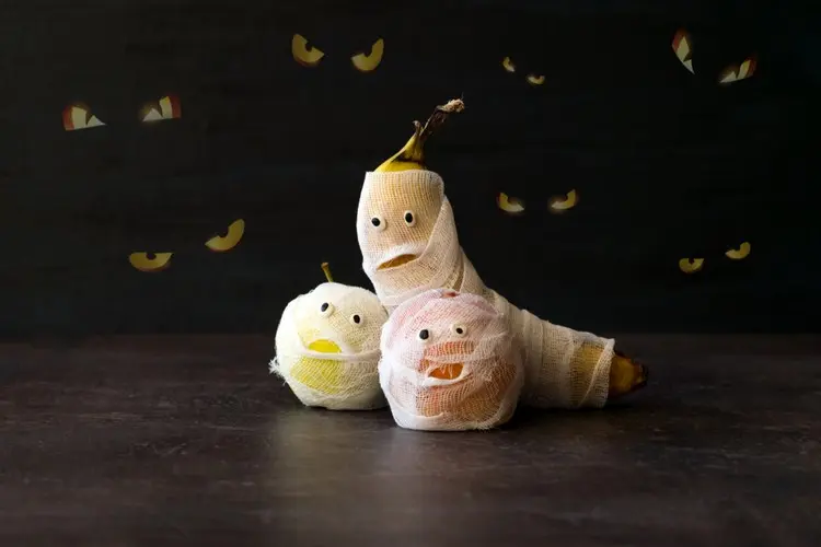 Mumien als Last Minute Halloweendeko basteln mit Bananen, Äpfeln und Verbänden