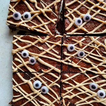 Mumien auf dem Halloween-Blechkuchen gestalten mit Spritzbeutel, Schokolade und Augen