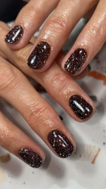 nagellack mit glitzer in braun für den herbst