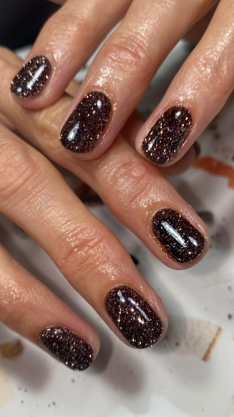 nagellack mit glitzer in braun für den herbst