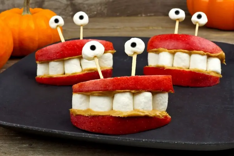 Obstteller zu Halloween mit Monstern aus Äpfeln und Marshmallows gestalten