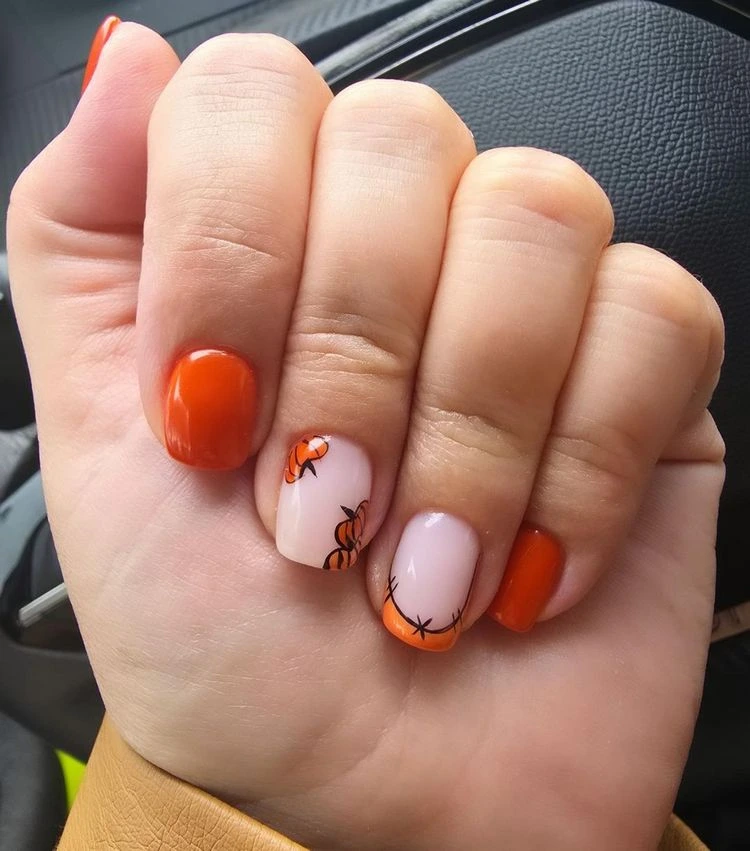 Orange Halloween Fingernägel mit niedlichem Design