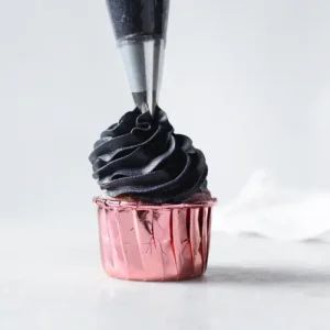 perfekt aufgetragene schwarze glasur auf einem cupcake