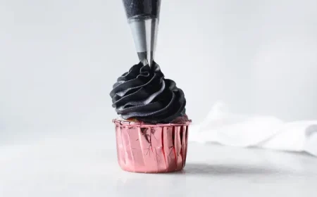 perfekt aufgetragene schwarze glasur auf einem cupcake