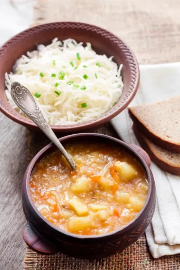 Rezeptidee für den Herbst mit saurem Kraut und Kartoffeln