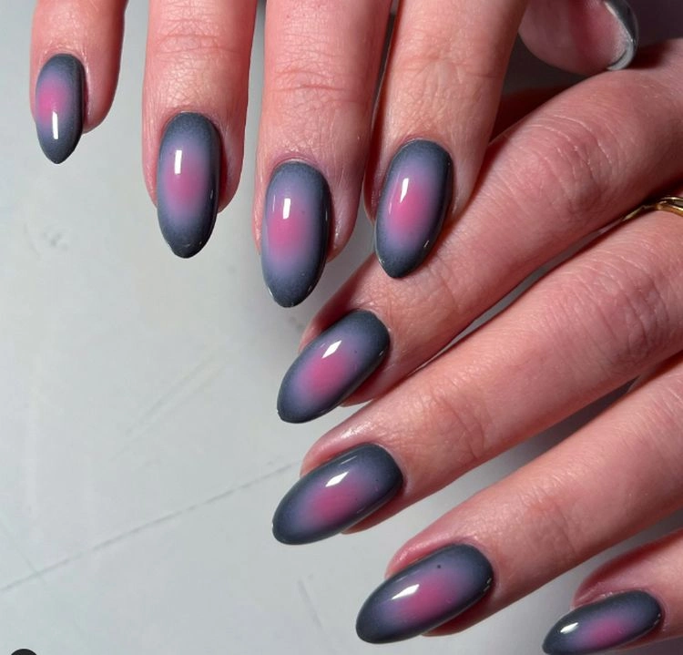 Rosa Aura-Nageldesign mit schwarzen Rändern