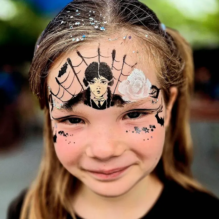 wednesday-schminken-auf-den-gesichtern-von-kindern-selbstgemacht-mit-kostenlosen-schablonen-ideen