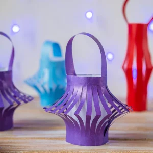 Schnelle Martinslaterne basteln aus Tonpapier und Pergament