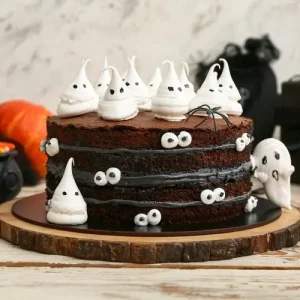 Schoko-Torte für Halloween backen und mit Baiser-Geistern gestalten