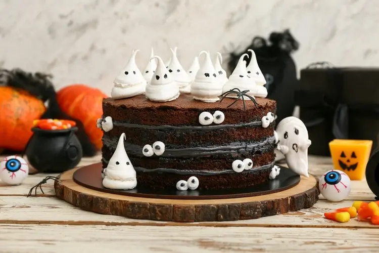 Schoko-Torte für Halloween backen und mit Baiser-Geistern gestalten