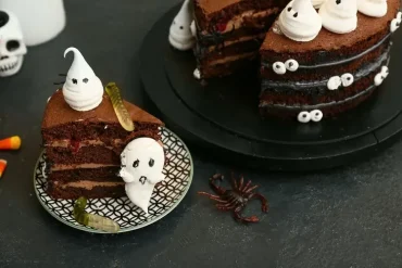 Schoko-Torte für Halloween mit Frosting und niedlicher Verzierung