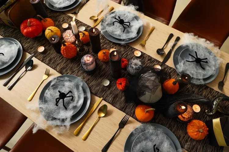 Schöne Arrangements mit einfachen DIY-Dekorationen für die Halloweenparty