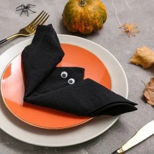 Schwarze Fledermaus Servietten falten für Halloween und mit Wackelaugen gestalten