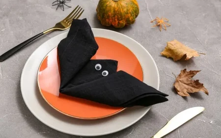 Schwarze Fledermaus Servietten falten für Halloween und mit Wackelaugen gestalten