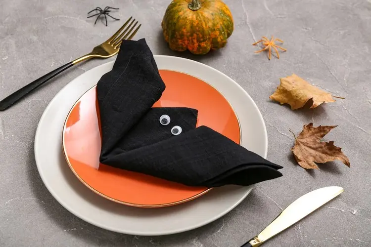 Schwarze Fledermaus Servietten falten für Halloween und mit Wackelaugen gestalten