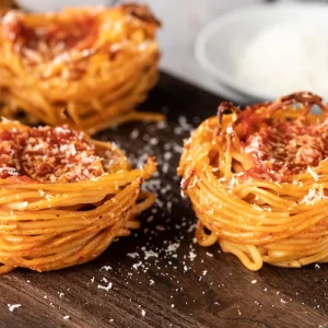 Spaghetti Muffins mit Fleischbällchen und Marinara Sauce