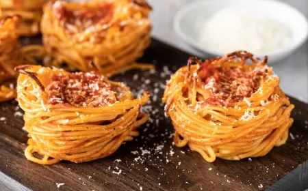 Spaghetti Muffins mit Fleischbällchen und Marinara Sauce