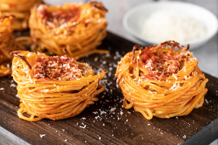 Spaghetti Muffins mit Fleischbällchen und Marinara Sauce 