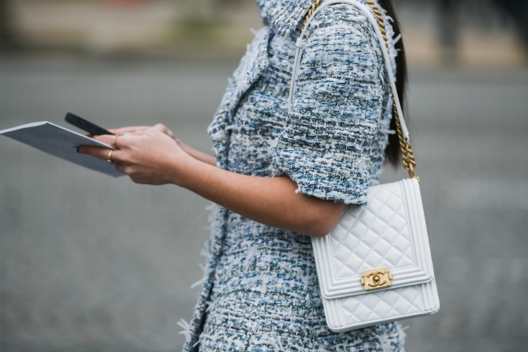 stilvolles outfit mit blauem bouclé anzug