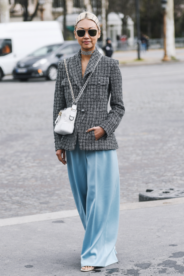 stilvolles outfit mit grauer bouclé jacke und langer blauer hose