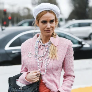 stylisches outfit mit bouclé jacke in rosa