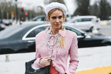 stylisches outfit mit bouclé jacke in rosa