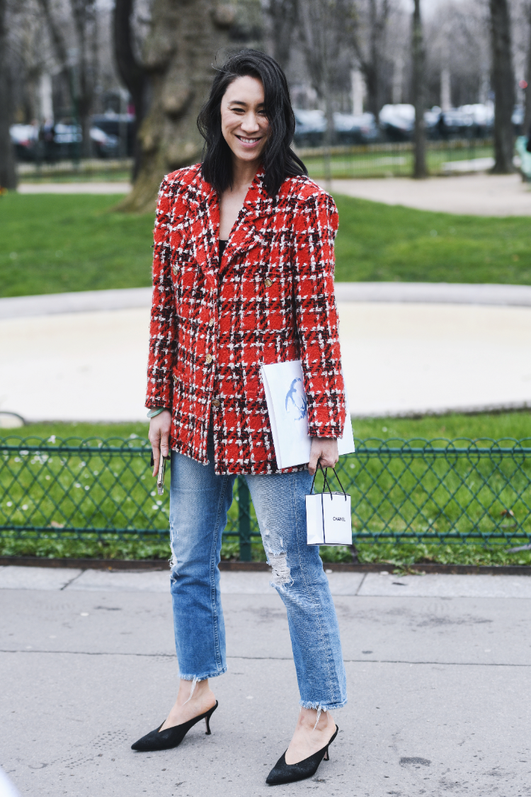 stylisches outfit mit roter bouclé jacke, jeans und schwarzen pumps
