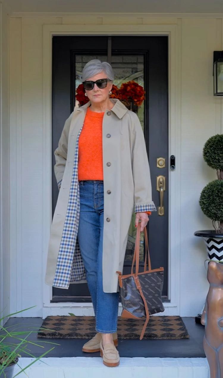 Stylishes Ensemble mit Trenchcoat, Jeans und Loafern