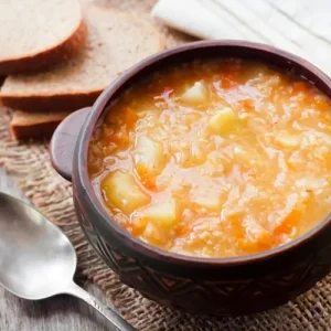 Suppe mit Sauerkraut und Kartoffeln kochen in Herbst