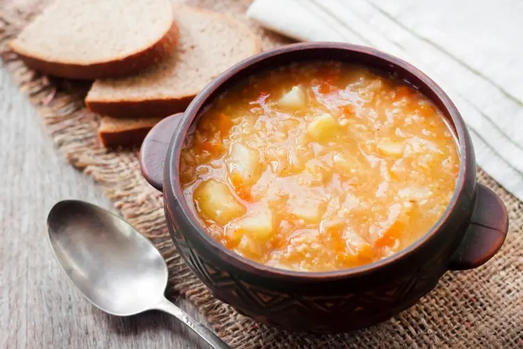 Suppe mit Sauerkraut und Kartoffeln kochen in Herbst