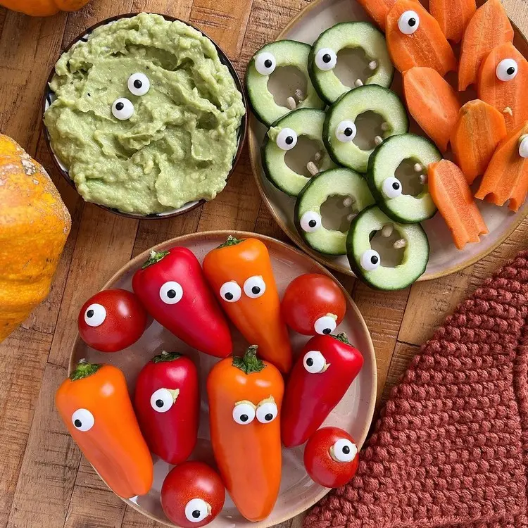 Tomaten und Paprika mit Zuckeraugen und Möhrenscheiben als Geister