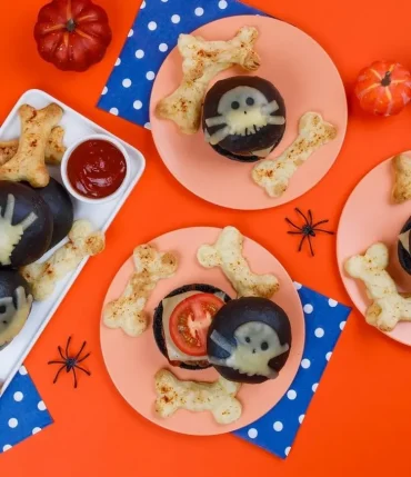 Totenkopf aus Käse auf dem Burger schmelzen lassen