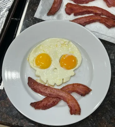 totenkopf spiegeleier mit speck zubereiten