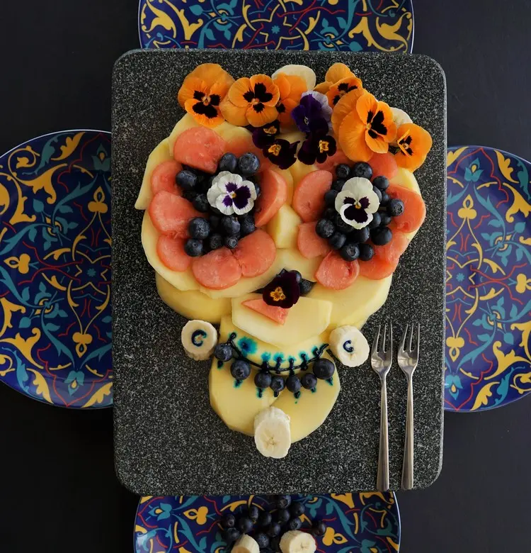 Totenkopf zum mexikanischen Dia de los Muertos aus Obst