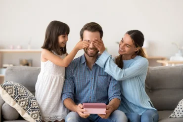 überraschungsgeschenk für papa ein moment voller freude mit der familie