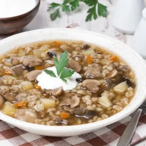 Vegetarische Gerstensuppe kochen mit getrockneten Pilzen