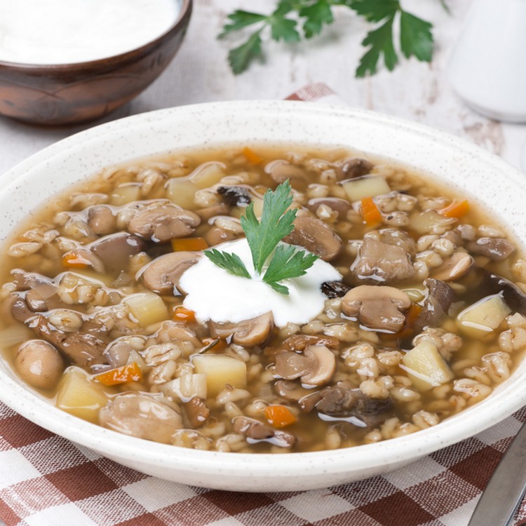 Vegetarische Gerstensuppe kochen mit getrockneten Pilzen