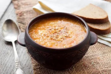 Vegetarische Herbstsuppe mit fermentiertem Kohl und Gemüse