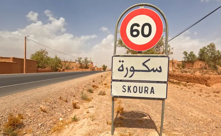 verkehrsschild in skoura, marokko geschwindigkeitsbegrenzung von 60 km h