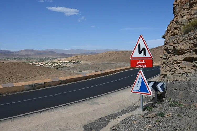 warnschild auf gefährlicher straße in marokko