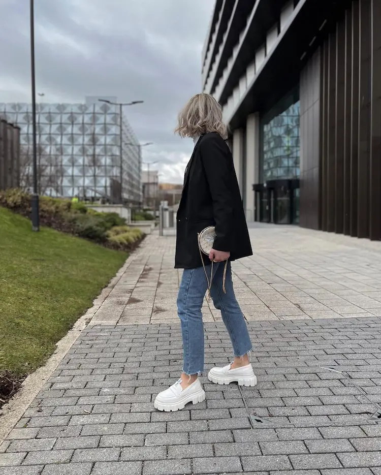 weiße loafers mit straight leg jeans im herbs 2024 tragen