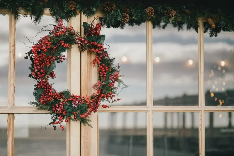 Wie kann man einen Hängekranz am Fenster befestigen ohne Schäden