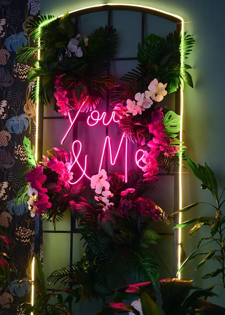 you & me neon schriftzug