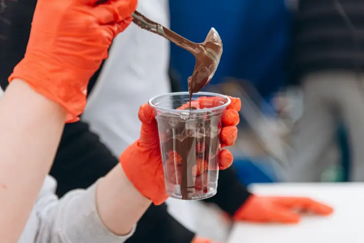 zubereitung eines crackled chocolate coffee