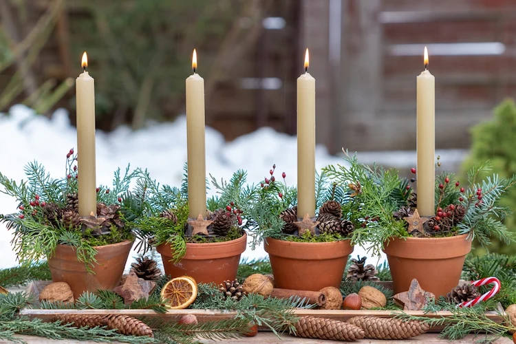 adventsgesteck in terrakottöpfen für draußen